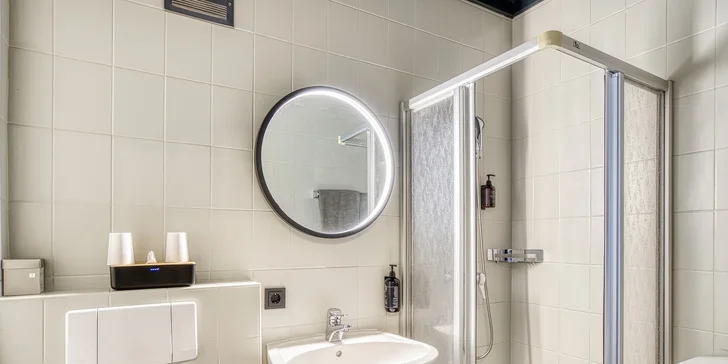 Moderný hotel v rakúskych Alpách: bufetové raňajky a neobmedzená sauna