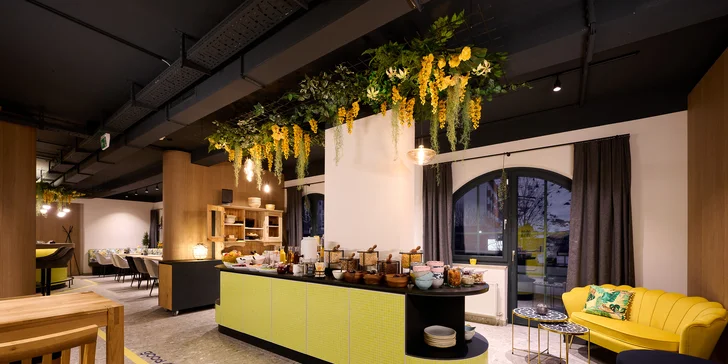 Moderný hotel v rakúskych Alpách: bufetové raňajky a neobmedzená sauna