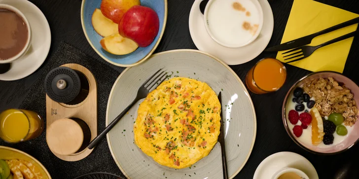 Moderný hotel v rakúskych Alpách: bufetové raňajky a neobmedzená sauna