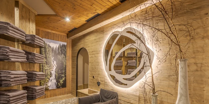 Moderný hotel v rakúskych Alpách: bufetové raňajky a neobmedzená sauna