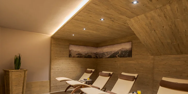 Moderný hotel v rakúskych Alpách: bufetové raňajky a neobmedzená sauna