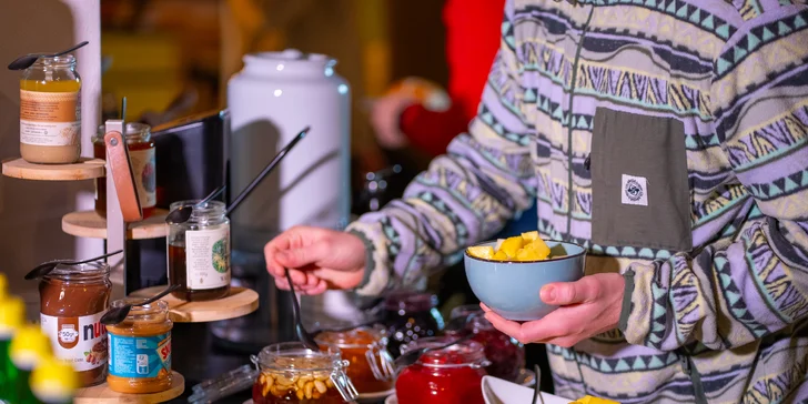 Moderný hotel v rakúskych Alpách: bufetové raňajky a neobmedzená sauna