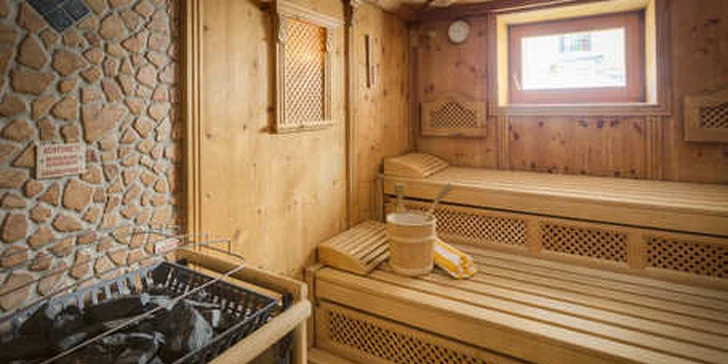 Moderný hotel v rakúskych Alpách: bufetové raňajky a neobmedzená sauna