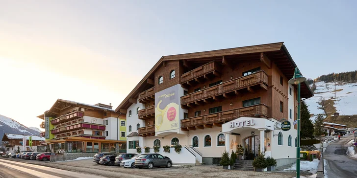 Moderný hotel v rakúskych Alpách: bufetové raňajky a neobmedzená sauna