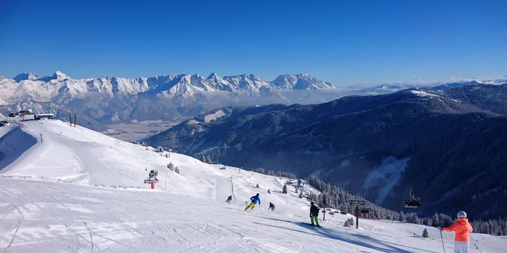 Moderný hotel v rakúskych Alpách: bufetové raňajky a neobmedzená sauna
