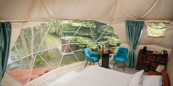 Glampingová kupola v prírode Krušných hôr s kúpacou kaďou pre dvoch