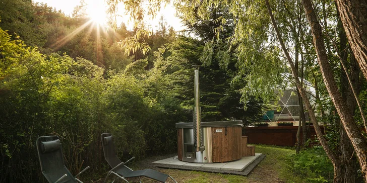 Glampingová kupola v prírode Krušných hôr s kúpacou kaďou pre dvoch