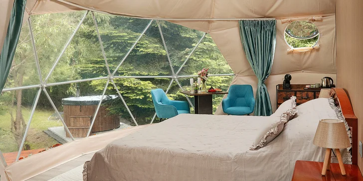 Glampingová kupola v prírode Krušných hôr s kúpacou kaďou pre dvoch