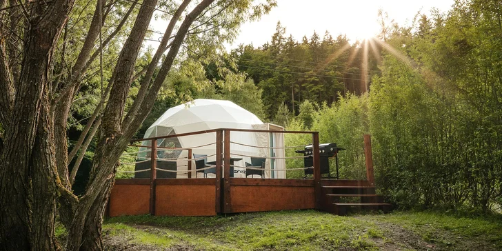 Glampingová kupola v prírode Krušných hôr s kúpacou kaďou pre dvoch