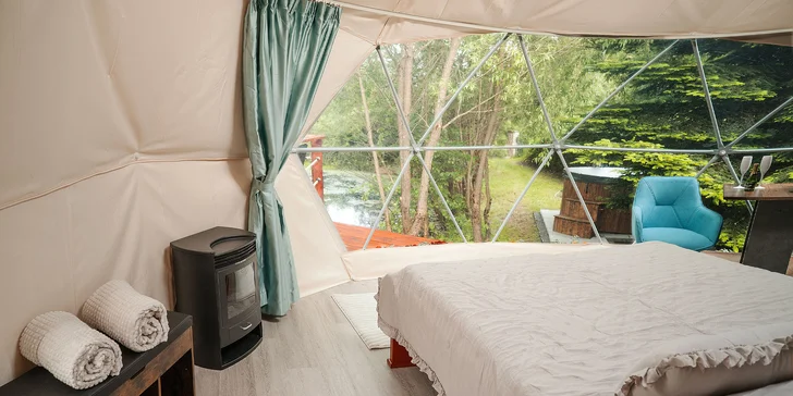 Glampingová kupola v prírode Krušných hôr s kúpacou kaďou pre dvoch