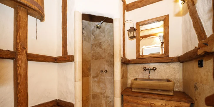 Noc plná zážitkov: Stredoveký hotel v Děteniciach, dobový program aj hostina