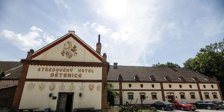 Noc plná zážitkov: Stredoveký hotel v Děteniciach, dobový program aj hostina