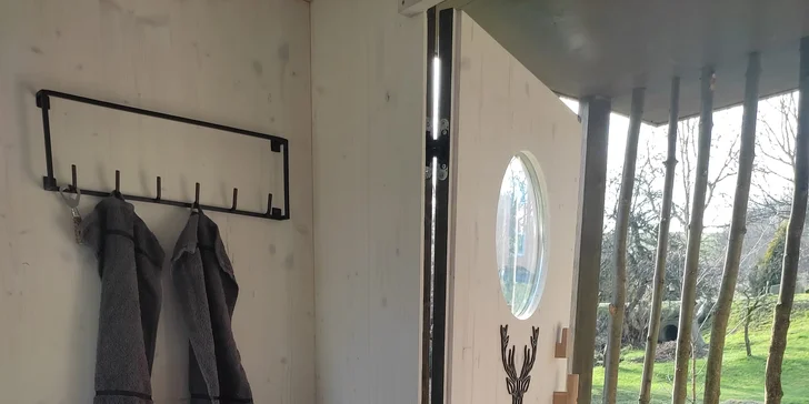 Ubytovanie v drevenom posede pri potôčiku s možnosťou poctivých raňajok