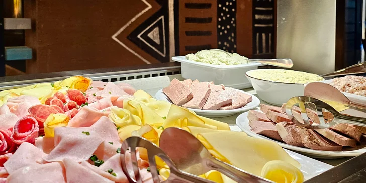 Afrika vo Dvore Kráľovej: bungalov v kempe, raňajky, neobmedzený vstup do safari aj vírivka