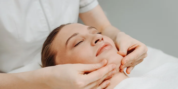 Relaxačná masáž pleti, peeling z koralov so spikulami alebo fotorejuvenizácia pleti