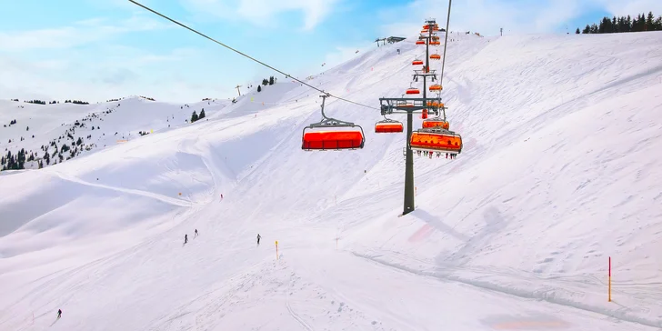 Moderný hotel v rakúskych Alpách: bufetové raňajky a neobmedzená sauna