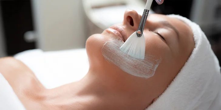 Dermabrázia, chemický peeling alebo antiakné ošetrenie s LED terapiou