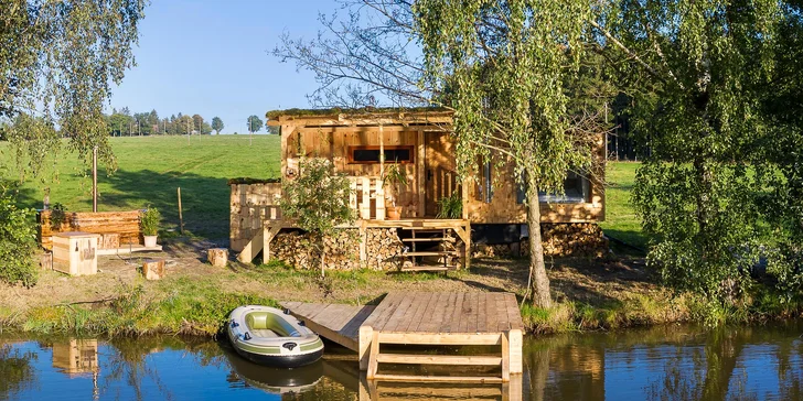 Romantika na brehu rybníka: dokonalý oddych v útulnej maringotke, kúpele v kmeni jaseňa