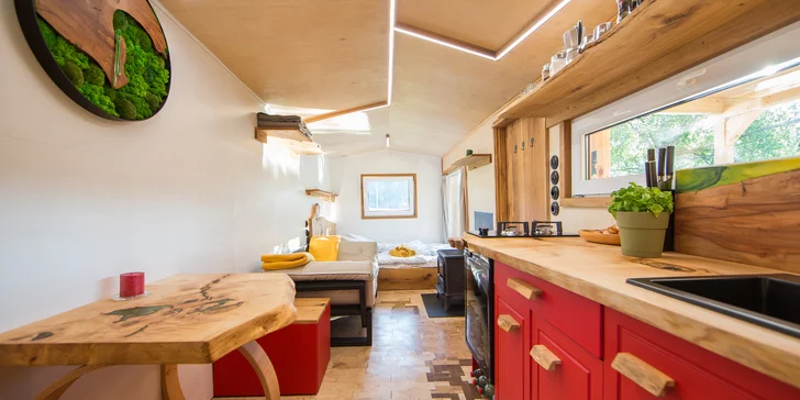 Romantika na brehu rybníka: dokonalý oddych v útulnej maringotke, kúpele v kmeni jaseňa