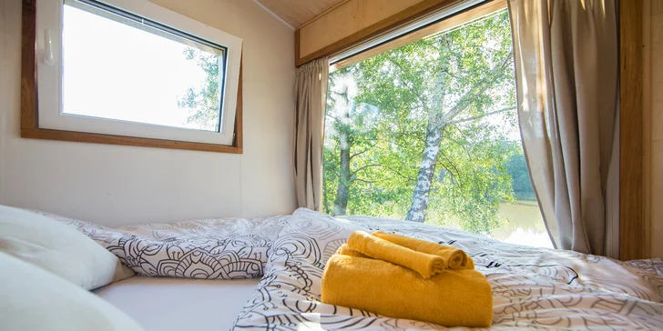 Romantika na brehu rybníka: dokonalý oddych v útulnej maringotke, kúpele v kmeni jaseňa