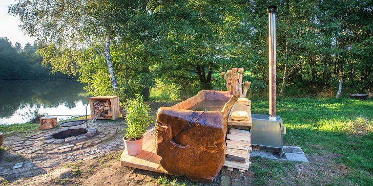 Romantika na brehu rybníka: dokonalý oddych v útulnej maringotke, kúpele v kmeni jaseňa