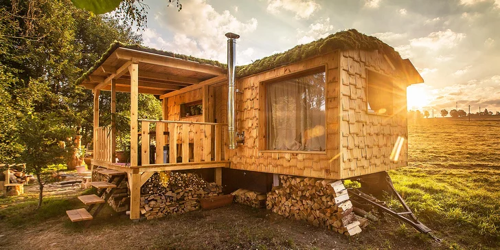 Romantika na brehu rybníka: dokonalý oddych v útulnej maringotke, kúpele v kmeni jaseňa
