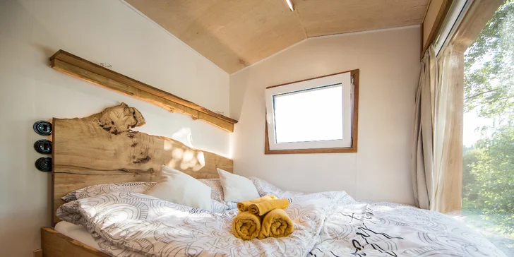 Romantika na brehu rybníka: dokonalý oddych v útulnej maringotke, kúpele v kmeni jaseňa