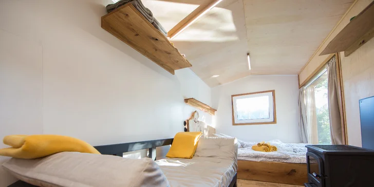 Romantika na brehu rybníka: dokonalý oddych v útulnej maringotke, kúpele v kmeni jaseňa