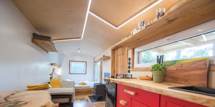 Romantika na brehu rybníka: dokonalý oddych v útulnej maringotke, kúpele v kmeni jaseňa