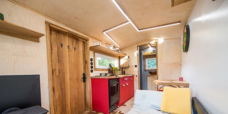 Romantika na brehu rybníka: dokonalý oddych v útulnej maringotke, kúpele v kmeni jaseňa