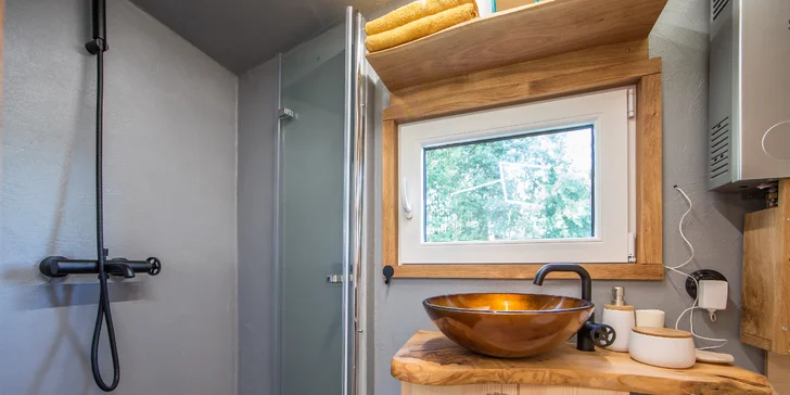 Romantika na brehu rybníka: dokonalý oddych v útulnej maringotke, kúpele v kmeni jaseňa