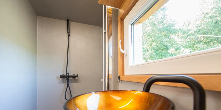 Romantika na brehu rybníka: dokonalý oddych v útulnej maringotke, kúpele v kmeni jaseňa