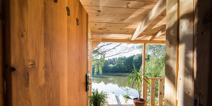 Romantika na brehu rybníka: dokonalý oddych v útulnej maringotke, kúpele v kmeni jaseňa