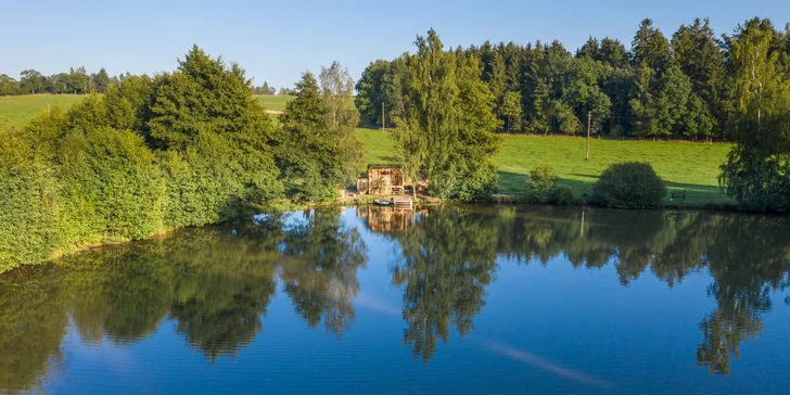Romantika na brehu rybníka: dokonalý oddych v útulnej maringotke, kúpele v kmeni jaseňa
