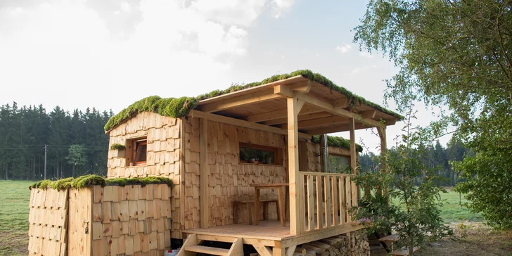 Romantika na brehu rybníka: dokonalý oddych v útulnej maringotke, kúpele v kmeni jaseňa