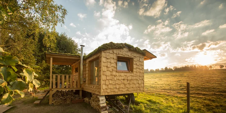 Romantika na brehu rybníka: dokonalý oddych v útulnej maringotke, kúpele v kmeni jaseňa