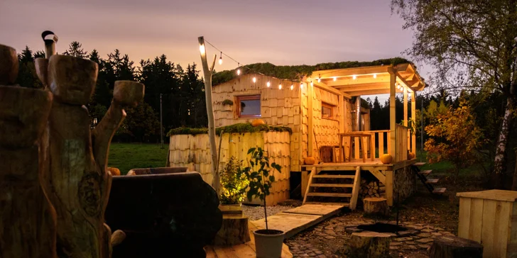 Romantika na brehu rybníka: dokonalý oddych v útulnej maringotke, kúpele v kmeni jaseňa