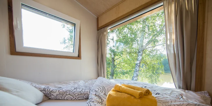 Romantika na brehu rybníka: dokonalý oddych v útulnej maringotke, kúpele v kmeni jaseňa