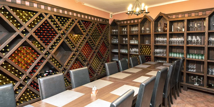 Dámska jazda pre 2 – 4 osoby: polpenzia s moravským prívlastkovým vínom a proseccom, wellness a procedúry