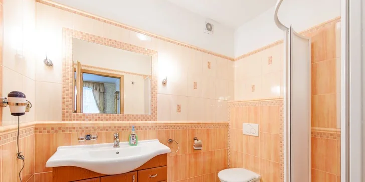 Dámska jazda pre 2 – 4 osoby: polpenzia s moravským prívlastkovým vínom a proseccom, wellness a procedúry