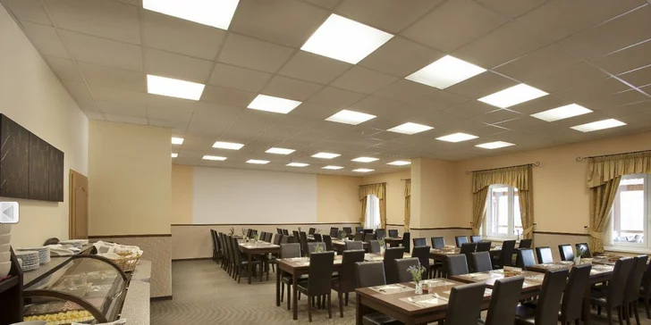 Dámska jazda pre 2 – 4 osoby: polpenzia s moravským prívlastkovým vínom a proseccom, wellness a procedúry