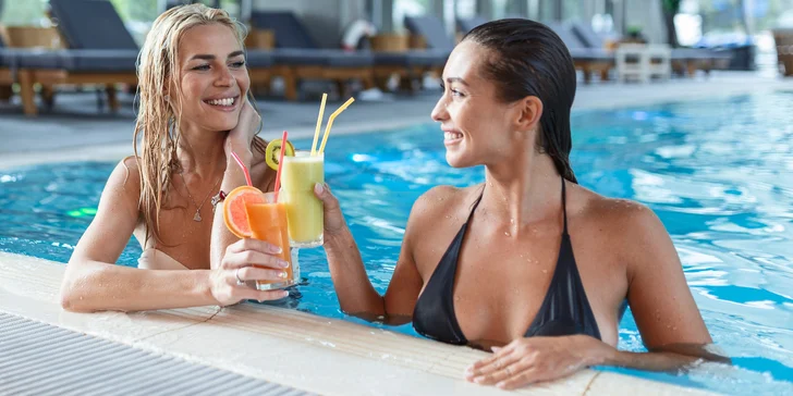 Dámska jazda pre 2 – 4 osoby: polpenzia s moravským prívlastkovým vínom a proseccom, wellness a procedúry