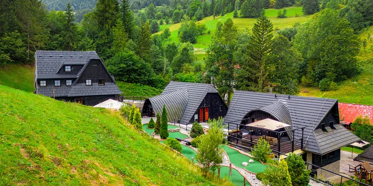 Pobyt v útulných dreveniciach s novým wellness, golfom a stravou v krásnom prostredí Zázrivej