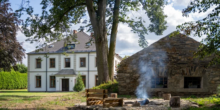 Jeseníky: apartmány až pre 8 osôb v bývalom zámku, možnosť raňajok na izbu aj privátneho wellness