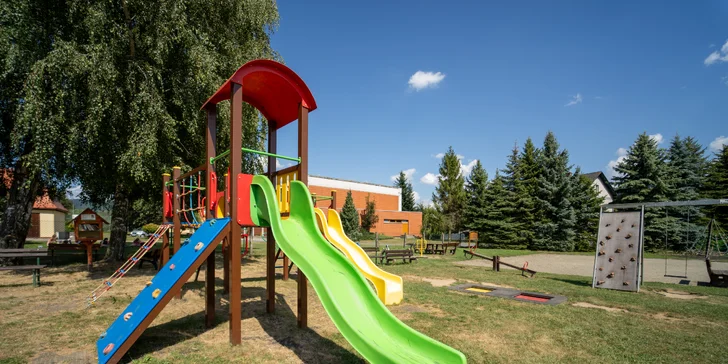 Jeseníky: apartmány až pre 8 osôb v bývalom zámku, možnosť raňajok na izbu aj privátneho wellness