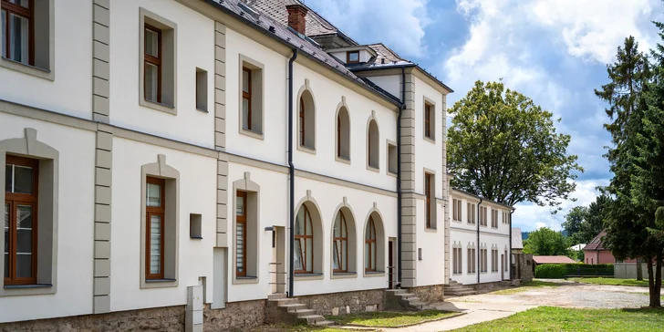 Jeseníky: apartmány až pre 8 osôb v bývalom zámku, možnosť raňajok na izbu aj privátneho wellness