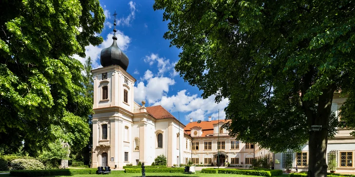 Zámocký pobyt: park s unikátnym labyrintáriom, polpenzia aj bazén a sauna