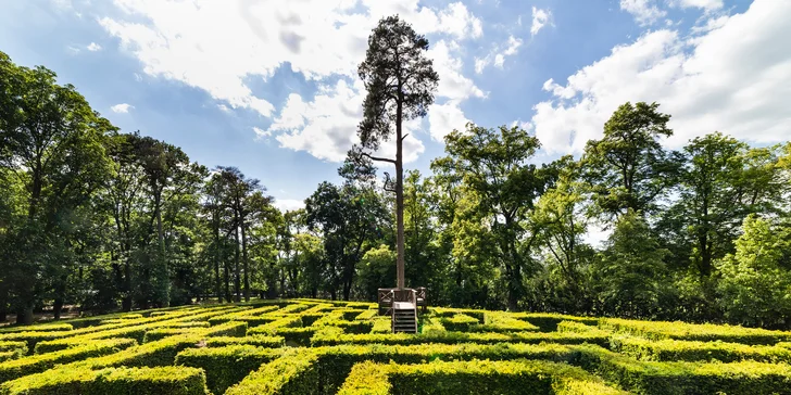 Zámocký pobyt: park s unikátnym labyrintáriom, polpenzia aj bazén a sauna