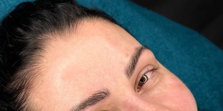 Permanentný make-up: mikropigmentácia pier alebo microblading obočia