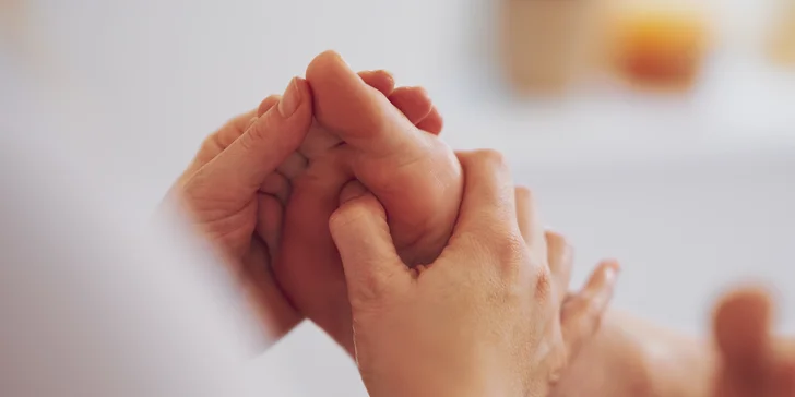 Klasická alebo relaxačná masáž, lávové kamene či masáž chodidiel